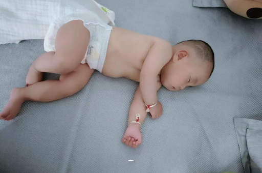 石河子宝宝胳膊上起红疙瘩